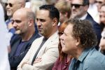 Amsterdam 15 juli 2024
Herdenkingsmonument Peter R. de Vries onthuld in Amsterdam Het kunstwerk bestaat uit twee bronzen handen die in elkaar grijpen en is gemaakt door kunstenares Rini Hurkmans. Burgemeester Femke Halsema en Kelly de Vries spreken tijdens de onthulling van het monument. Humbert Tan presenteert het . Ook zijn vrouw Jaqueline de Vries zoon Royce de Vries (met vrouw ) en Kelly de Vries (met partner) waren natuurlijk aanwezig . Khalid Kasem