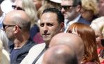 Amsterdam 15 juli 2024
Herdenkingsmonument Peter R. de Vries onthuld in Amsterdam Het kunstwerk bestaat uit twee bronzen handen die in elkaar grijpen en is gemaakt door kunstenares Rini Hurkmans. Burgemeester Femke Halsema en Kelly de Vries spreken tijdens de onthulling van het monument. Humbert Tan presenteert het . Ook zijn vrouw Jaqueline de Vries zoon Royce de Vries (met vrouw ) en Kelly de Vries (met partner) waren natuurlijk aanwezig . Khalid Kasem