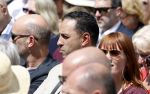 Amsterdam 15 juli 2024
Herdenkingsmonument Peter R. de Vries onthuld in Amsterdam Het kunstwerk bestaat uit twee bronzen handen die in elkaar grijpen en is gemaakt door kunstenares Rini Hurkmans. Burgemeester Femke Halsema en Kelly de Vries spreken tijdens de onthulling van het monument. Humbert Tan presenteert het . Ook zijn vrouw Jaqueline de Vries zoon Royce de Vries (met vrouw ) en Kelly de Vries (met partner) waren natuurlijk aanwezig . Khalid Kasem