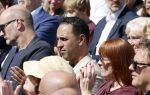 Amsterdam 15 juli 2024
Herdenkingsmonument Peter R. de Vries onthuld in Amsterdam Het kunstwerk bestaat uit twee bronzen handen die in elkaar grijpen en is gemaakt door kunstenares Rini Hurkmans. Burgemeester Femke Halsema en Kelly de Vries spreken tijdens de onthulling van het monument. Humbert Tan presenteert het . Ook zijn vrouw Jaqueline de Vries zoon Royce de Vries (met vrouw ) en Kelly de Vries (met partner) waren natuurlijk aanwezig . Khalid Kasem