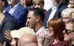 Amsterdam 15 juli 2024
Herdenkingsmonument Peter R. de Vries onthuld in Amsterdam Het kunstwerk bestaat uit twee bronzen handen die in elkaar grijpen en is gemaakt door kunstenares Rini Hurkmans. Burgemeester Femke Halsema en Kelly de Vries spreken tijdens de onthulling van het monument. Humbert Tan presenteert het . Ook zijn vrouw Jaqueline de Vries zoon Royce de Vries (met vrouw ) en Kelly de Vries (met partner) waren natuurlijk aanwezig . Khalid Kasem