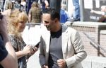 Amsterdam 15 juli 2024
Herdenkingsmonument Peter R. de Vries onthuld in Amsterdam Het kunstwerk bestaat uit twee bronzen handen die in elkaar grijpen en is gemaakt door kunstenares Rini Hurkmans. Burgemeester Femke Halsema en Kelly de Vries spreken tijdens de onthulling van het monument. Humbert Tan presenteert het . Ook zijn vrouw Jaqueline de Vries zoon Royce de Vries (met vrouw ) en Kelly de Vries (met partner) waren natuurlijk aanwezig . Khalid Kasem