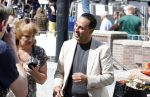 Amsterdam 15 juli 2024
Herdenkingsmonument Peter R. de Vries onthuld in Amsterdam Het kunstwerk bestaat uit twee bronzen handen die in elkaar grijpen en is gemaakt door kunstenares Rini Hurkmans. Burgemeester Femke Halsema en Kelly de Vries spreken tijdens de onthulling van het monument. Humbert Tan presenteert het . Ook zijn vrouw Jaqueline de Vries zoon Royce de Vries (met vrouw ) en Kelly de Vries (met partner) waren natuurlijk aanwezig . Khalid Kasem