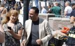 Amsterdam 15 juli 2024
Herdenkingsmonument Peter R. de Vries onthuld in Amsterdam Het kunstwerk bestaat uit twee bronzen handen die in elkaar grijpen en is gemaakt door kunstenares Rini Hurkmans. Burgemeester Femke Halsema en Kelly de Vries spreken tijdens de onthulling van het monument. Humbert Tan presenteert het . Ook zijn vrouw Jaqueline de Vries zoon Royce de Vries (met vrouw ) en Kelly de Vries (met partner) waren natuurlijk aanwezig . Khalid Kasem