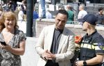 Amsterdam 15 juli 2024
Herdenkingsmonument Peter R. de Vries onthuld in Amsterdam Het kunstwerk bestaat uit twee bronzen handen die in elkaar grijpen en is gemaakt door kunstenares Rini Hurkmans. Burgemeester Femke Halsema en Kelly de Vries spreken tijdens de onthulling van het monument. Humbert Tan presenteert het . Ook zijn vrouw Jaqueline de Vries zoon Royce de Vries (met vrouw ) en Kelly de Vries (met partner) waren natuurlijk aanwezig . Khalid Kasem