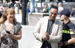Amsterdam 15 juli 2024
Herdenkingsmonument Peter R. de Vries onthuld in Amsterdam Het kunstwerk bestaat uit twee bronzen handen die in elkaar grijpen en is gemaakt door kunstenares Rini Hurkmans. Burgemeester Femke Halsema en Kelly de Vries spreken tijdens de onthulling van het monument. Humbert Tan presenteert het . Ook zijn vrouw Jaqueline de Vries zoon Royce de Vries (met vrouw ) en Kelly de Vries (met partner) waren natuurlijk aanwezig . Khalid Kasem