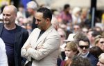 Amsterdam 15 juli 2024
Herdenkingsmonument Peter R. de Vries onthuld in Amsterdam Het kunstwerk bestaat uit twee bronzen handen die in elkaar grijpen en is gemaakt door kunstenares Rini Hurkmans. Burgemeester Femke Halsema en Kelly de Vries spreken tijdens de onthulling van het monument. Humbert Tan presenteert het . Ook zijn vrouw Jaqueline de Vries zoon Royce de Vries (met vrouw ) en Kelly de Vries (met partner) waren natuurlijk aanwezig . Khalid Kasem
