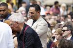 Amsterdam 15 juli 2024
Herdenkingsmonument Peter R. de Vries onthuld in Amsterdam Het kunstwerk bestaat uit twee bronzen handen die in elkaar grijpen en is gemaakt door kunstenares Rini Hurkmans. Burgemeester Femke Halsema en Kelly de Vries spreken tijdens de onthulling van het monument. Humbert Tan presenteert het . Ook zijn vrouw Jaqueline de Vries zoon Royce de Vries (met vrouw ) en Kelly de Vries (met partner) waren natuurlijk aanwezig . Khalid Kasem
