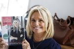 Laren 2 juli 2024
Boekpresentatie Vivian Reijs . oa aanwezig Leontine Ruiters Anouk de Mol Anouk Smulders Merel v Carlsburg .
Ook haar dochter Day Ewbank moeder Meddy Clous en broer Bobby Clous waren aanwezig.