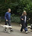 Huizen 6 en n7 juli 2024
Linda de Mol en partner Jeroen Rietbergen wandelend met hun honden rondom hun huis .
