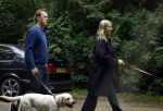 Huizen 6 en n7 juli 2024
Linda de Mol en partner Jeroen Rietbergen wandelend met hun honden rondom hun huis .