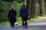 Huizen 6 en n7 juli 2024
Linda de Mol en partner Jeroen Rietbergen wandelend met hun honden rondom hun huis .