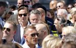 Amsterdam 15 juli 2024
Herdenkingsmonument Peter R. de Vries onthuld in Amsterdam Het kunstwerk bestaat uit twee bronzen handen die in elkaar grijpen en is gemaakt door kunstenares Rini Hurkmans. Burgemeester Femke Halsema en Kelly de Vries spreken tijdens de onthulling van het monument. Humbert Tan presenteert het . Ook zijn vrouw Jaqueline de Vries zoon Royce de Vries (met vrouw ) en Kelly de Vries (met partner) waren natuurlijk aanwezig . Louis v Gaal