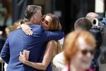 Amsterdam 15 juli 2024
Herdenkingsmonument Peter R. de Vries onthuld in Amsterdam Het kunstwerk bestaat uit twee bronzen handen die in elkaar grijpen en is gemaakt door kunstenares Rini Hurkmans. Burgemeester Femke Halsema en Kelly de Vries spreken tijdens de onthulling van het monument. Humbert Tan presenteert het . Ook zijn vrouw Jaqueline de Vries zoon Royce de Vries (met vrouw ) en Kelly de Vries (met partner) waren natuurlijk aanwezig . Louis v Gaal en Mariska Hulscher