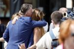 Amsterdam 15 juli 2024
Herdenkingsmonument Peter R. de Vries onthuld in Amsterdam Het kunstwerk bestaat uit twee bronzen handen die in elkaar grijpen en is gemaakt door kunstenares Rini Hurkmans. Burgemeester Femke Halsema en Kelly de Vries spreken tijdens de onthulling van het monument. Humbert Tan presenteert het . Ook zijn vrouw Jaqueline de Vries zoon Royce de Vries (met vrouw ) en Kelly de Vries (met partner) waren natuurlijk aanwezig . Louis v Gaal en Mariska Hulscher