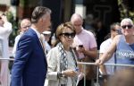 Amsterdam 15 juli 2024
Herdenkingsmonument Peter R. de Vries onthuld in Amsterdam Het kunstwerk bestaat uit twee bronzen handen die in elkaar grijpen en is gemaakt door kunstenares Rini Hurkmans. Burgemeester Femke Halsema en Kelly de Vries spreken tijdens de onthulling van het monument. Humbert Tan presenteert het . Ook zijn vrouw Jaqueline de Vries zoon Royce de Vries (met vrouw ) en Kelly de Vries (met partner) waren natuurlijk aanwezig . Louis v Gaal en zijn vrouw Truus v Gaal