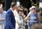 Amsterdam 15 juli 2024
Herdenkingsmonument Peter R. de Vries onthuld in Amsterdam Het kunstwerk bestaat uit twee bronzen handen die in elkaar grijpen en is gemaakt door kunstenares Rini Hurkmans. Burgemeester Femke Halsema en Kelly de Vries spreken tijdens de onthulling van het monument. Humbert Tan presenteert het . Ook zijn vrouw Jaqueline de Vries zoon Royce de Vries (met vrouw ) en Kelly de Vries (met partner) waren natuurlijk aanwezig . Louis v Gaal en zijn vrouw Truus v Gaal