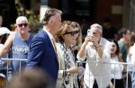 Amsterdam 15 juli 2024
Herdenkingsmonument Peter R. de Vries onthuld in Amsterdam Het kunstwerk bestaat uit twee bronzen handen die in elkaar grijpen en is gemaakt door kunstenares Rini Hurkmans. Burgemeester Femke Halsema en Kelly de Vries spreken tijdens de onthulling van het monument. Humbert Tan presenteert het . Ook zijn vrouw Jaqueline de Vries zoon Royce de Vries (met vrouw ) en Kelly de Vries (met partner) waren natuurlijk aanwezig . Louis v Gaal en zijn vrouw Truus v Gaal