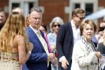 Amsterdam 15 juli 2024
Herdenkingsmonument Peter R. de Vries onthuld in Amsterdam Het kunstwerk bestaat uit twee bronzen handen die in elkaar grijpen en is gemaakt door kunstenares Rini Hurkmans. Burgemeester Femke Halsema en Kelly de Vries spreken tijdens de onthulling van het monument. Humbert Tan presenteert het . Ook zijn vrouw Jaqueline de Vries zoon Royce de Vries (met vrouw ) en Kelly de Vries (met partner) waren natuurlijk aanwezig . Louis v Gaal en zijn vrouw Truus v Gaal