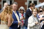 Amsterdam 15 juli 2024
Herdenkingsmonument Peter R. de Vries onthuld in Amsterdam Het kunstwerk bestaat uit twee bronzen handen die in elkaar grijpen en is gemaakt door kunstenares Rini Hurkmans. Burgemeester Femke Halsema en Kelly de Vries spreken tijdens de onthulling van het monument. Humbert Tan presenteert het . Ook zijn vrouw Jaqueline de Vries zoon Royce de Vries (met vrouw ) en Kelly de Vries (met partner) waren natuurlijk aanwezig . Louis v Gaal en zijn vrouw Truus v Gaal