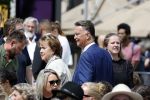 Amsterdam 15 juli 2024
Herdenkingsmonument Peter R. de Vries onthuld in Amsterdam Het kunstwerk bestaat uit twee bronzen handen die in elkaar grijpen en is gemaakt door kunstenares Rini Hurkmans. Burgemeester Femke Halsema en Kelly de Vries spreken tijdens de onthulling van het monument. Humbert Tan presenteert het . Ook zijn vrouw Jaqueline de Vries zoon Royce de Vries (met vrouw ) en Kelly de Vries (met partner) waren natuurlijk aanwezig . Louis v Gaal en zijn vrouw Truus v Gaal