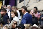 Amsterdam 15 juli 2024
Herdenkingsmonument Peter R. de Vries onthuld in Amsterdam Het kunstwerk bestaat uit twee bronzen handen die in elkaar grijpen en is gemaakt door kunstenares Rini Hurkmans. Burgemeester Femke Halsema en Kelly de Vries spreken tijdens de onthulling van het monument. Humbert Tan presenteert het . Ook zijn vrouw Jaqueline de Vries zoon Royce de Vries (met vrouw ) en Kelly de Vries (met partner) waren natuurlijk aanwezig . Louis v Gaal en zijn vrouw Truus v Gaal
