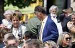 Amsterdam 15 juli 2024
Herdenkingsmonument Peter R. de Vries onthuld in Amsterdam Het kunstwerk bestaat uit twee bronzen handen die in elkaar grijpen en is gemaakt door kunstenares Rini Hurkmans. Burgemeester Femke Halsema en Kelly de Vries spreken tijdens de onthulling van het monument. Humbert Tan presenteert het . Ook zijn vrouw Jaqueline de Vries zoon Royce de Vries (met vrouw ) en Kelly de Vries (met partner) waren natuurlijk aanwezig . Louis v Gaal en zijn vrouw Truus v Gaal