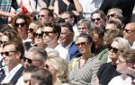 Amsterdam 15 juli 2024
Herdenkingsmonument Peter R. de Vries onthuld in Amsterdam Het kunstwerk bestaat uit twee bronzen handen die in elkaar grijpen en is gemaakt door kunstenares Rini Hurkmans. Burgemeester Femke Halsema en Kelly de Vries spreken tijdens de onthulling van het monument. Humbert Tan presenteert het . Ook zijn vrouw Jaqueline de Vries zoon Royce de Vries (met vrouw ) en Kelly de Vries (met partner) waren natuurlijk aanwezig . Louis v Gaal en zijn vrouw Truus v Gaal