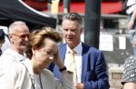 Amsterdam 15 juli 2024
Herdenkingsmonument Peter R. de Vries onthuld in Amsterdam Het kunstwerk bestaat uit twee bronzen handen die in elkaar grijpen en is gemaakt door kunstenares Rini Hurkmans. Burgemeester Femke Halsema en Kelly de Vries spreken tijdens de onthulling van het monument. Humbert Tan presenteert het . Ook zijn vrouw Jaqueline de Vries zoon Royce de Vries (met vrouw ) en Kelly de Vries (met partner) waren natuurlijk aanwezig . Louis v Gaal en zijn vrouw Truus v Gaal