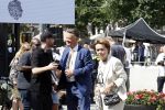 Amsterdam 15 juli 2024
Herdenkingsmonument Peter R. de Vries onthuld in Amsterdam Het kunstwerk bestaat uit twee bronzen handen die in elkaar grijpen en is gemaakt door kunstenares Rini Hurkmans. Burgemeester Femke Halsema en Kelly de Vries spreken tijdens de onthulling van het monument. Humbert Tan presenteert het . Ook zijn vrouw Jaqueline de Vries zoon Royce de Vries (met vrouw ) en Kelly de Vries (met partner) waren natuurlijk aanwezig . Louis v Gaal en zijn vrouw Truus v Gaal