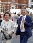 Amsterdam 15 juli 2024
Herdenkingsmonument Peter R. de Vries onthuld in Amsterdam Het kunstwerk bestaat uit twee bronzen handen die in elkaar grijpen en is gemaakt door kunstenares Rini Hurkmans. Burgemeester Femke Halsema en Kelly de Vries spreken tijdens de onthulling van het monument. Humbert Tan presenteert het . Ook zijn vrouw Jaqueline de Vries zoon Royce de Vries (met vrouw ) en Kelly de Vries (met partner) waren natuurlijk aanwezig . Louis v Gaal en zijn vrouw Truus v Gaal