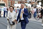 Amsterdam 15 juli 2024
Herdenkingsmonument Peter R. de Vries onthuld in Amsterdam Het kunstwerk bestaat uit twee bronzen handen die in elkaar grijpen en is gemaakt door kunstenares Rini Hurkmans. Burgemeester Femke Halsema en Kelly de Vries spreken tijdens de onthulling van het monument. Humbert Tan presenteert het . Ook zijn vrouw Jaqueline de Vries zoon Royce de Vries (met vrouw ) en Kelly de Vries (met partner) waren natuurlijk aanwezig . Louis v Gaal en zijn vrouw Truus v Gaal