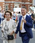 Amsterdam 15 juli 2024
Herdenkingsmonument Peter R. de Vries onthuld in Amsterdam Het kunstwerk bestaat uit twee bronzen handen die in elkaar grijpen en is gemaakt door kunstenares Rini Hurkmans. Burgemeester Femke Halsema en Kelly de Vries spreken tijdens de onthulling van het monument. Humbert Tan presenteert het . Ook zijn vrouw Jaqueline de Vries zoon Royce de Vries (met vrouw ) en Kelly de Vries (met partner) waren natuurlijk aanwezig . Louis v Gaal en zijn vrouw Truus v Gaal