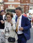 Amsterdam 15 juli 2024
Herdenkingsmonument Peter R. de Vries onthuld in Amsterdam Het kunstwerk bestaat uit twee bronzen handen die in elkaar grijpen en is gemaakt door kunstenares Rini Hurkmans. Burgemeester Femke Halsema en Kelly de Vries spreken tijdens de onthulling van het monument. Humbert Tan presenteert het . Ook zijn vrouw Jaqueline de Vries zoon Royce de Vries (met vrouw ) en Kelly de Vries (met partner) waren natuurlijk aanwezig . Louis v Gaal en zijn vrouw Truus v Gaal