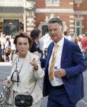 Amsterdam 15 juli 2024
Herdenkingsmonument Peter R. de Vries onthuld in Amsterdam Het kunstwerk bestaat uit twee bronzen handen die in elkaar grijpen en is gemaakt door kunstenares Rini Hurkmans. Burgemeester Femke Halsema en Kelly de Vries spreken tijdens de onthulling van het monument. Humbert Tan presenteert het . Ook zijn vrouw Jaqueline de Vries zoon Royce de Vries (met vrouw ) en Kelly de Vries (met partner) waren natuurlijk aanwezig . Louis v Gaal en zijn vrouw Truus v Gaal