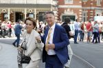 Amsterdam 15 juli 2024
Herdenkingsmonument Peter R. de Vries onthuld in Amsterdam Het kunstwerk bestaat uit twee bronzen handen die in elkaar grijpen en is gemaakt door kunstenares Rini Hurkmans. Burgemeester Femke Halsema en Kelly de Vries spreken tijdens de onthulling van het monument. Humbert Tan presenteert het . Ook zijn vrouw Jaqueline de Vries zoon Royce de Vries (met vrouw ) en Kelly de Vries (met partner) waren natuurlijk aanwezig . Louis v Gaal en zijn vrouw Truus v Gaal