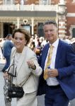 Amsterdam 15 juli 2024
Herdenkingsmonument Peter R. de Vries onthuld in Amsterdam Het kunstwerk bestaat uit twee bronzen handen die in elkaar grijpen en is gemaakt door kunstenares Rini Hurkmans. Burgemeester Femke Halsema en Kelly de Vries spreken tijdens de onthulling van het monument. Humbert Tan presenteert het . Ook zijn vrouw Jaqueline de Vries zoon Royce de Vries (met vrouw ) en Kelly de Vries (met partner) waren natuurlijk aanwezig . Louis v Gaal en zijn vrouw Truus v Gaal
