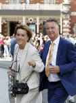 Amsterdam 15 juli 2024
Herdenkingsmonument Peter R. de Vries onthuld in Amsterdam Het kunstwerk bestaat uit twee bronzen handen die in elkaar grijpen en is gemaakt door kunstenares Rini Hurkmans. Burgemeester Femke Halsema en Kelly de Vries spreken tijdens de onthulling van het monument. Humbert Tan presenteert het . Ook zijn vrouw Jaqueline de Vries zoon Royce de Vries (met vrouw ) en Kelly de Vries (met partner) waren natuurlijk aanwezig . Louis v Gaal en zijn vrouw Truus v Gaal