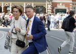 Amsterdam 15 juli 2024
Herdenkingsmonument Peter R. de Vries onthuld in Amsterdam Het kunstwerk bestaat uit twee bronzen handen die in elkaar grijpen en is gemaakt door kunstenares Rini Hurkmans. Burgemeester Femke Halsema en Kelly de Vries spreken tijdens de onthulling van het monument. Humbert Tan presenteert het . Ook zijn vrouw Jaqueline de Vries zoon Royce de Vries (met vrouw ) en Kelly de Vries (met partner) waren natuurlijk aanwezig . Louis v Gaal en zijn vrouw Truus v Gaal