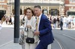 Amsterdam 15 juli 2024
Herdenkingsmonument Peter R. de Vries onthuld in Amsterdam Het kunstwerk bestaat uit twee bronzen handen die in elkaar grijpen en is gemaakt door kunstenares Rini Hurkmans. Burgemeester Femke Halsema en Kelly de Vries spreken tijdens de onthulling van het monument. Humbert Tan presenteert het . Ook zijn vrouw Jaqueline de Vries zoon Royce de Vries (met vrouw ) en Kelly de Vries (met partner) waren natuurlijk aanwezig . Louis v Gaal en zijn vrouw Truus v Gaal