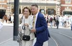 Amsterdam 15 juli 2024
Herdenkingsmonument Peter R. de Vries onthuld in Amsterdam Het kunstwerk bestaat uit twee bronzen handen die in elkaar grijpen en is gemaakt door kunstenares Rini Hurkmans. Burgemeester Femke Halsema en Kelly de Vries spreken tijdens de onthulling van het monument. Humbert Tan presenteert het . Ook zijn vrouw Jaqueline de Vries zoon Royce de Vries (met vrouw ) en Kelly de Vries (met partner) waren natuurlijk aanwezig . Louis v Gaal en zijn vrouw Truus v Gaal