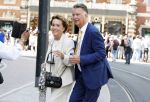 Amsterdam 15 juli 2024
Herdenkingsmonument Peter R. de Vries onthuld in Amsterdam Het kunstwerk bestaat uit twee bronzen handen die in elkaar grijpen en is gemaakt door kunstenares Rini Hurkmans. Burgemeester Femke Halsema en Kelly de Vries spreken tijdens de onthulling van het monument. Humbert Tan presenteert het . Ook zijn vrouw Jaqueline de Vries zoon Royce de Vries (met vrouw ) en Kelly de Vries (met partner) waren natuurlijk aanwezig . Louis v Gaal en zijn vrouw Truus v Gaal