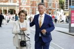 Amsterdam 15 juli 2024
Herdenkingsmonument Peter R. de Vries onthuld in Amsterdam Het kunstwerk bestaat uit twee bronzen handen die in elkaar grijpen en is gemaakt door kunstenares Rini Hurkmans. Burgemeester Femke Halsema en Kelly de Vries spreken tijdens de onthulling van het monument. Humbert Tan presenteert het . Ook zijn vrouw Jaqueline de Vries zoon Royce de Vries (met vrouw ) en Kelly de Vries (met partner) waren natuurlijk aanwezig . Louis v Gaal en zijn vrouw Truus v Gaal