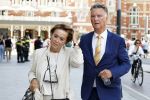 Amsterdam 15 juli 2024
Herdenkingsmonument Peter R. de Vries onthuld in Amsterdam Het kunstwerk bestaat uit twee bronzen handen die in elkaar grijpen en is gemaakt door kunstenares Rini Hurkmans. Burgemeester Femke Halsema en Kelly de Vries spreken tijdens de onthulling van het monument. Humbert Tan presenteert het . Ook zijn vrouw Jaqueline de Vries zoon Royce de Vries (met vrouw ) en Kelly de Vries (met partner) waren natuurlijk aanwezig . Louis v Gaal en zijn vrouw Truus v Gaal