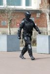 Amsterdam 14 juli 2024
Een man / dwaas in een gevechtspak loopt bij het museumplein in Amsterdam