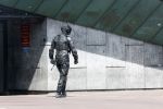 Amsterdam 14 juli 2024
Een man / dwaas in een gevechtspak loopt bij het museumplein in Amsterdam