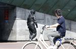 Amsterdam 14 juli 2024
Een man / dwaas in een gevechtspak loopt bij het museumplein in Amsterdam