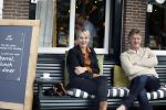 Muiden 7 juli 2024
Marianne Timmer met vriend / date in het cemtrum van Muiden op terras .