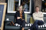 Muiden 7 juli 2024
Marianne Timmer met vriend / date in het cemtrum van Muiden op terras .