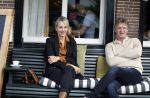 Muiden 7 juli 2024
Marianne Timmer met vriend / date in het cemtrum van Muiden op terras .